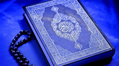 ما هي الكلمه التي تقع في وسط القرآن تماماً تقسم القرآن قسمين متساويين