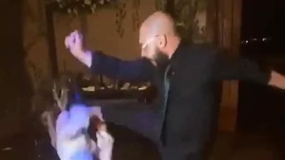 عريس يركل عروسه في وجهها خلال حفل زفافهما