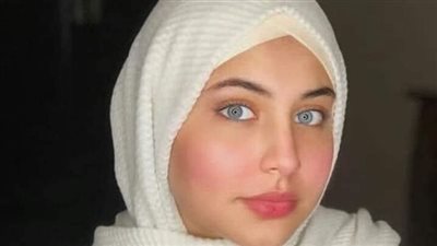كانت نايمة في اوضة نومها لكنها اتحركت على السرير بانزعاج لما حست بحركة علي وشها