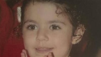 هذه الطفلة أصبحت فنانة عالمية شهيرة شديدة الجمال.. من هي