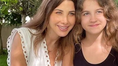 ابنة نانسي عجرم تسير على خطى والدتها وتبدع على مسرح المدرسة