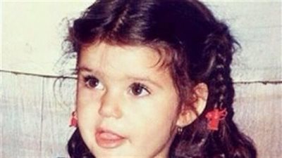 هذه الطفلة أصبحت فنانة عالمية شهيرة شديدة الجمال.. من هي