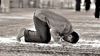 لماذا نهى الړسول ﷺ عن إغماض العينين في السجود