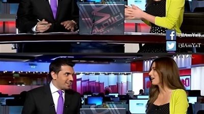 مذيعة mbc تطلب من زميلها أن يحملها على الهواء مباشرة دون خجل : والجمهور متفـاجئ من ردة فعل زمليها !! ماحصل غير متوقع
