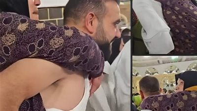 بر الوالدين معتمر يحمل امه على كتفيه فالطواف ويطوف بها حول الكعبة المشرفة 📛