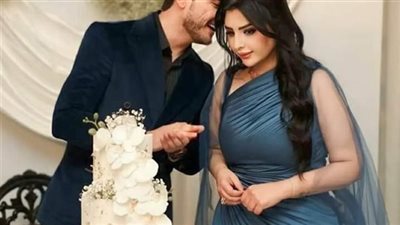 المطربة العراقية أصيل_هميم ترد على منتقدي فارق السن بينها وبين خطيبها وتعلق: الفارق بيني وبينه ليس عشر سنوات كما قيل، وإنما فقط خمس سنوات.