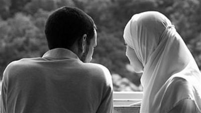 رجل أعطى زوجته تمرة وقال لها أنتي طالق اذا اكلتيها.. وطالق إذا تركتيها.. وطالق إذا رميتيها.. ماذا تفعل الزوجة