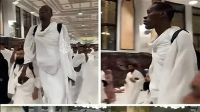معتمر عملاق يلفت أنظار الناس في الحرم المكي .. هل تم كشف هويته ؟