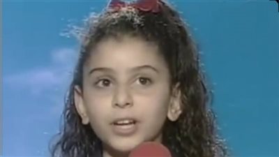 هل تذكرون الطفلة هالة الصباغ التي اشتهرت بأغنيتها “غنوا معنا لطفولتنا يا أطفال العالم” شاهدوا كيف أصبحت بعد سنوات طويلة