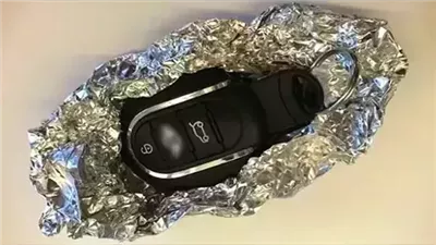 لهذا السبب ينصح الخبراء بتغطية مفتاح سيارتك بورق الألومنيوم