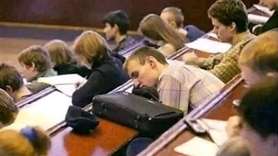 طالب في جامعة نام في محاضرة رياضيات