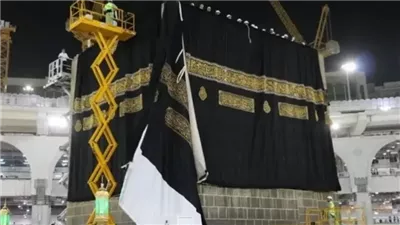 قصة أغلى ثوب في العالم 5.3 ملايين دولار … أين تذهب كسوة الكعبة المشرفة بعد تبديلها؟