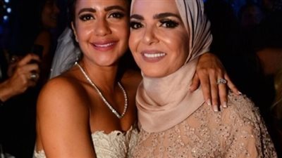 «معرفتيش تخلي بنتك ملتزمة زيك ليه؟ رد مفاجئ من منى عبد الغني
