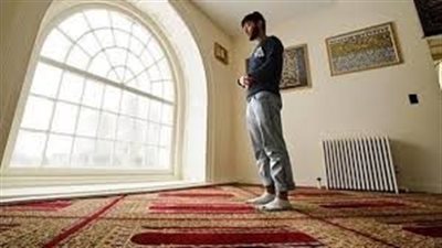 كان مقصرًا فى الصلاة وإلتزم بعد الثلاثين يسأل يقضى ما فات أم يتوب ؟