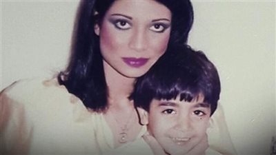 هذا الطفل بجوار سوسن بدر أصبح فنان شهير حاليًا.. «خمن من هو؟»