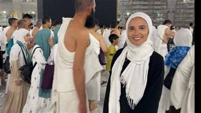 هذه الفتاة هي ابنة فنان شهير.. من هو؟