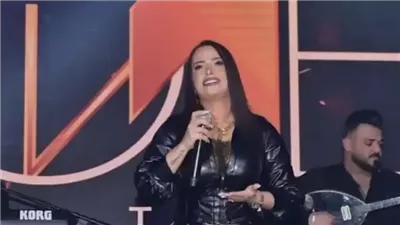سارة الزكريا تحــرج رجل عربي رمى عليها الكثير من الدولارات وهي تغني امام الجميع!