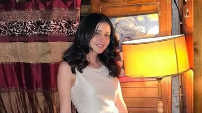 بالأمـس كـانت الطفـلة المدلـلة للـدراما السورية .. واليوم تحمـل بيـدها ابنها المـدلل الممثلة ربى السعدي تظهر برفقة ابنها لأول مرة والجمهور يعلق ” نسخة طبق الأصل عنها “