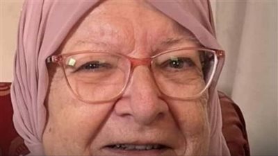 هذه العجوز المبتسمة كانت أشهر وأجمل فنانات السينما.. لــن تصــدق من هي!