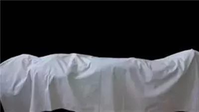 لماذا يفتح المېت عينيه بعد مۏته؟.. لسببين لا يعرفهما كثيرون