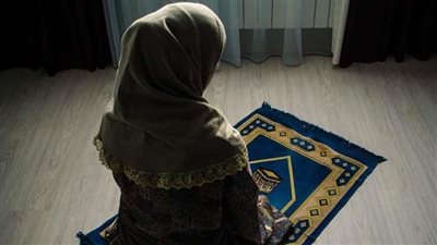 ما حكم عدم تغطية قَدَم المرأة في الصلاة ؟