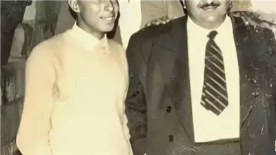 هذا الشاب الموجود في يسار الصورة أصبح فنان قدير ونجله ممثل شهير.. من هو