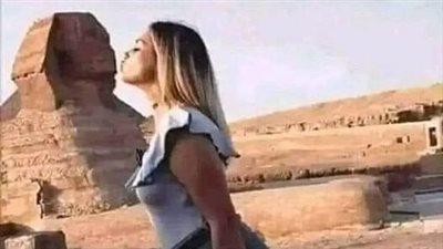 الاجنبيه لما تصور مع ابو الهول..