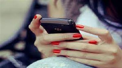 فتاة مراهقة نسيت هاتفها بالمنزل والكاميرا مفتوحة