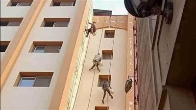 صورة عادية لعمال يغيرون لون المبنى !