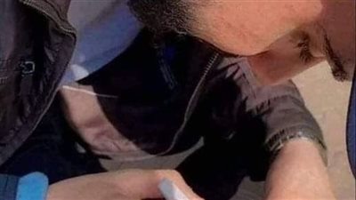 رجل أعطى لابنه ورقه يوم زفافه