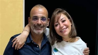 هل لاحظتم المفاجأة في صورة منة شلبي وأيمن بهجت قمر؟