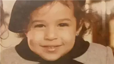 هذه الطفلة الجميلة ذات الوجنتين المنتفختين والطاقية المميزة أصبحت اليوم من أجمل الممثلات وزوجها فنان