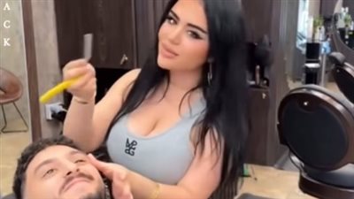 شاب ســوري غــلط غــلطة العمر وفات عمحل حــلاقة رجالي كلو بنات بمول اسطنبول ليروح عن نفسو لكن الصدمة وقت خلص واجتو الفاتورة