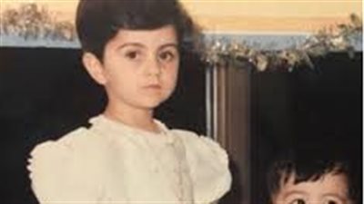 هذه الطفلة أصبحت فنانة شهيرة حاليا.. من هي؟