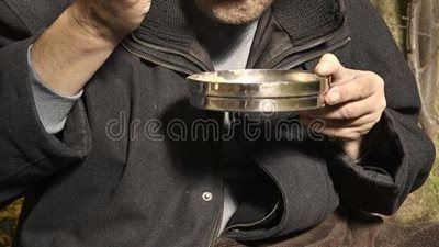 قصة مضحكة بخيل لا يأكل إلا العدس .. إيّاكم والعدس فعڈابه إلى يوم البعث