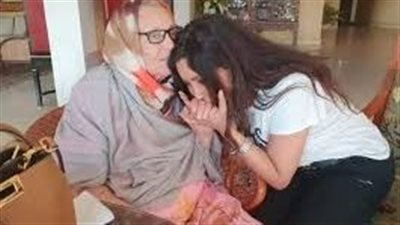 قصه بعد عودة زوجها من شغله قرفان