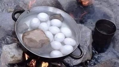 يلجأ الناس إلى إضافة الحجارة للماء عند سلق البيض
