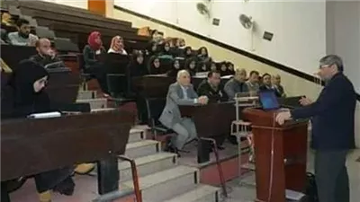  نقاش بين أستاذ وفتاة في احدى الجامعات
