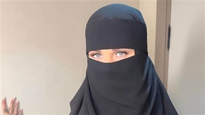 هذه السيدة فنانة شهيرة شديدة الجمال فاجــئت الكل بالنقاب في رمضان 2025 عرفتها؟  ركز اوووي هاتعرفها