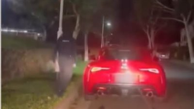 شرطي سير اوقف سيارة لكي يخــــالفها ولكن تفاجئ انه زوجته  مع رجل بداخل السيارة 