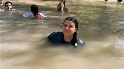 طلبت من بتوع الفوتوشوب حد يغيرلها الموية ويخلوها زرقاء وصافيه