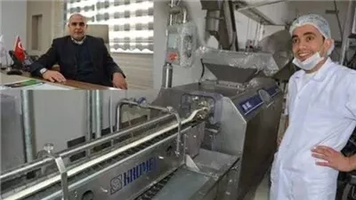 مدير مصنع في تركيا خلال تجواله في المصنع