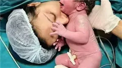 الطفله واخيها الرضيع