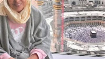 هذه السيدة هي أشهر فنانة ومطربة مصــرية.. قــوي الملاحــظة سيعــرفها