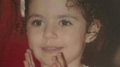 هذه الطفلة أصبحت فنانة شهيرة شديدة الجمال وفتاة أحلام الشباب..من هي؟