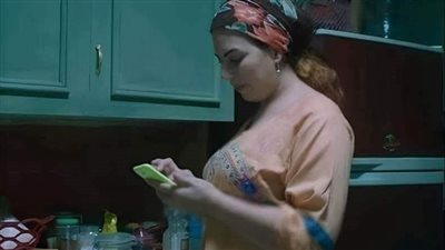 أخذ هاتف زوجته المشابه لهاتفه بدون قصد فلما فتح الهاتف رأى رسائل عديدة تنتظر في (الواتس)