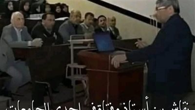 نقاش بين استاذ وفتاة في احدى الجامعات الجزائرية