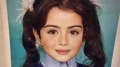 الفتاة الوحيدة التي لا ټندم على صورة طفولتها.. من هي وكيف أصبحت في سن العشرين