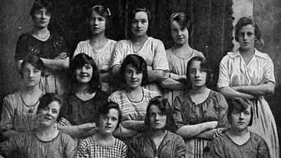 إلتقط الصورة في عام 1900 وهي تضم 15 فتاة قيل أنهن عاملات في مصنع طحين