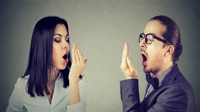 رائحة الفم الكريهة وراءها 10 أسباب.. بعضها خطېر!